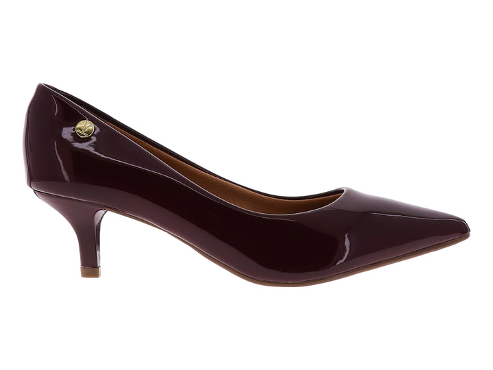 Zapato de tacón cerrado para mujer en color vino con acabado brillante tipo charol y punta fina.