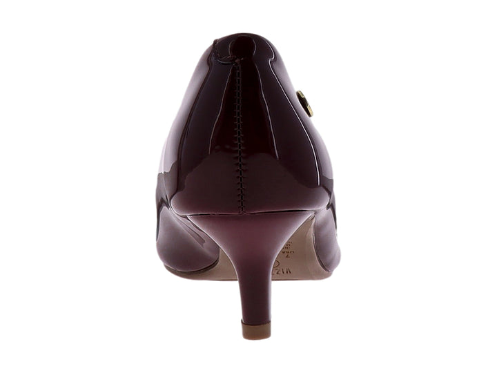 Zapato de tacón cerrado para mujer en color vino con acabado brillante tipo charol y punta fina.