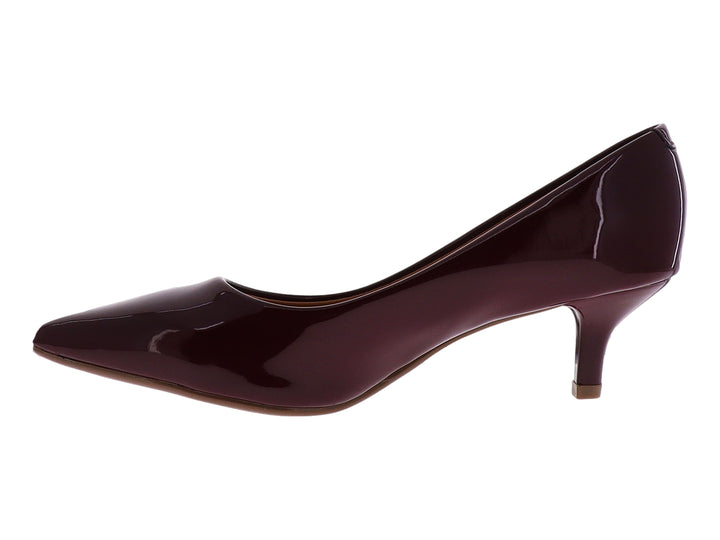 Zapato de tacón cerrado para mujer en color vino con acabado brillante tipo charol y punta fina.