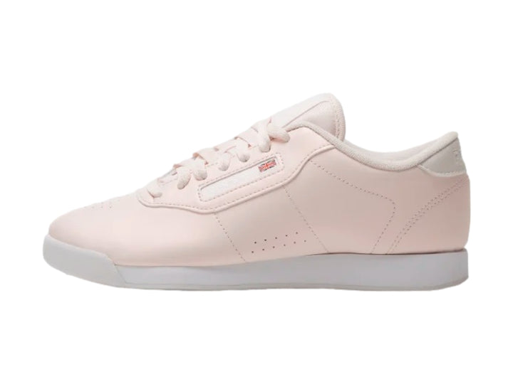 Tenis Reebok color rosa pastel con suela blanca y cordones.