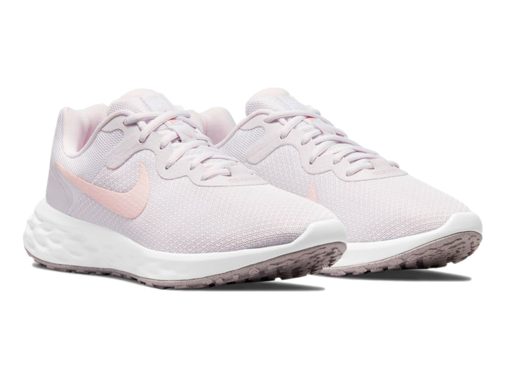 Tenis deportivos Nike Revolution 6 NN en color violeta claro con suela blanca