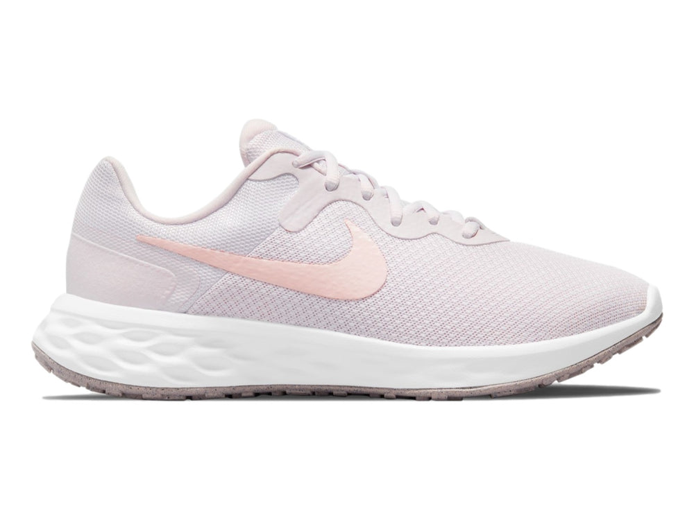 Tenis deportivos Nike Revolution 6 NN en color violeta claro con suela blanca