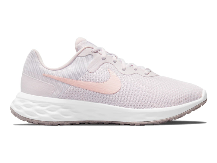 Tenis deportivos Nike Revolution 6 NN en color violeta claro con suela blanca