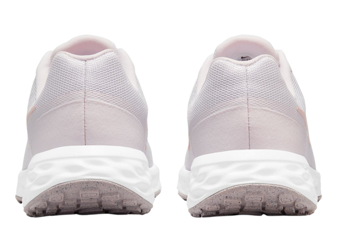 Tenis deportivos Nike Revolution 6 NN en color violeta claro con suela blanca