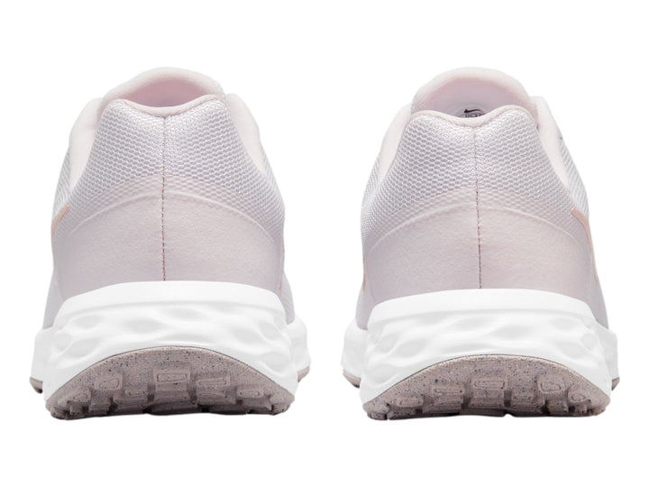 Tenis deportivos Nike Revolution 6 NN en color violeta claro con suela blanca