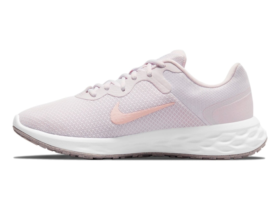 Tenis deportivos Nike Revolution 6 NN en color violeta claro con suela blanca