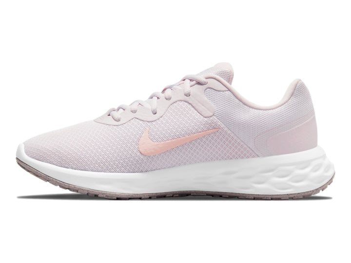 Tenis deportivos Nike Revolution 6 NN en color violeta claro con suela blanca