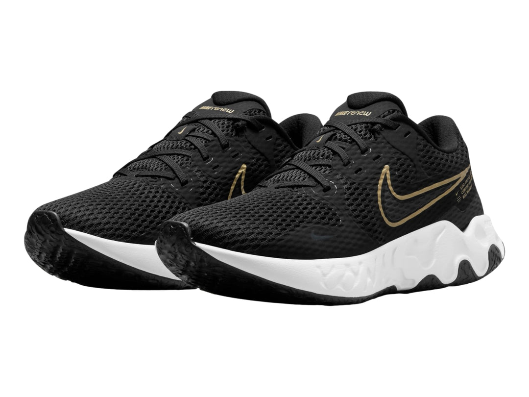 Tenis deportivos Nike Renew Ride 2 color negro con suela blanca y logotipo dorado.