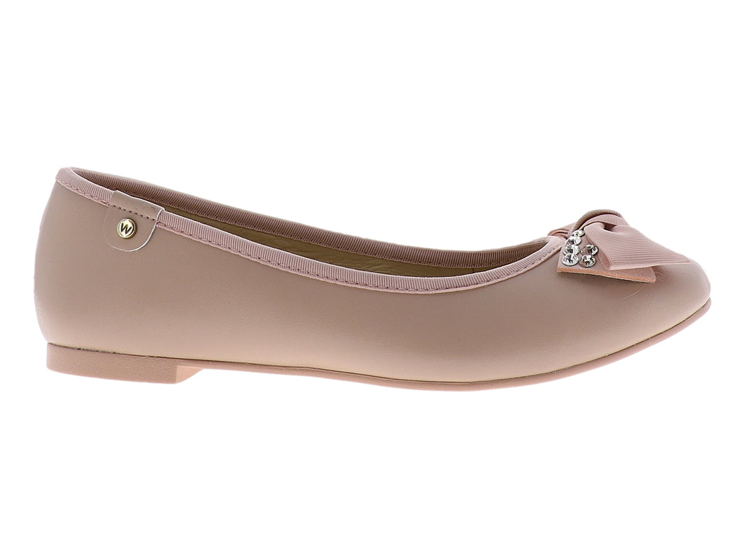 Zapato plano color nude con moño y detalles brillantes en la punta.