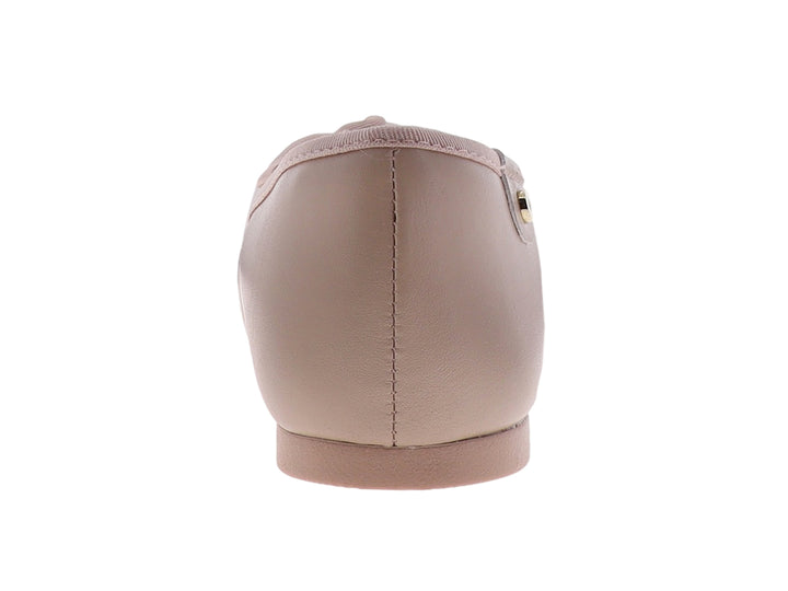 Zapato plano color nude con moño y detalles brillantes en la punta.