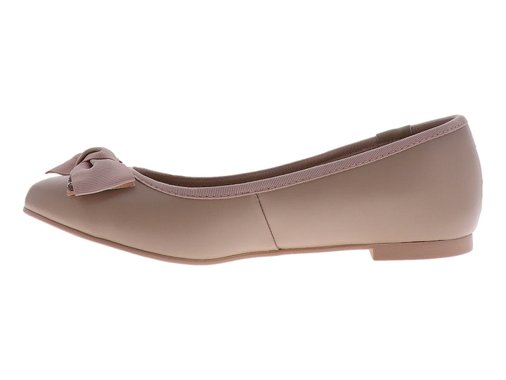 Zapato plano color nude con moño y detalles brillantes en la punta.
