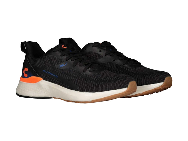 Tenis deportivos Charly color negro con suela blanca y detalles en naranja.