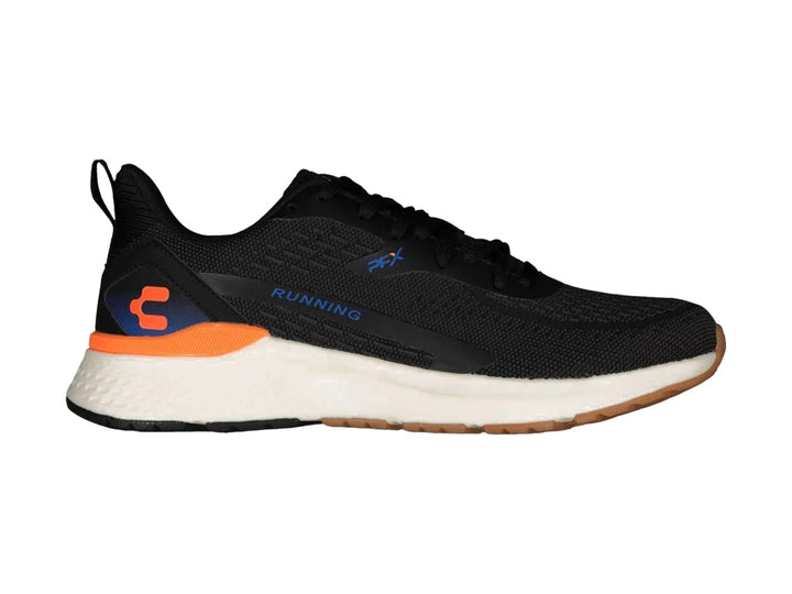 Tenis deportivos Charly color negro con suela blanca y detalles en naranja.