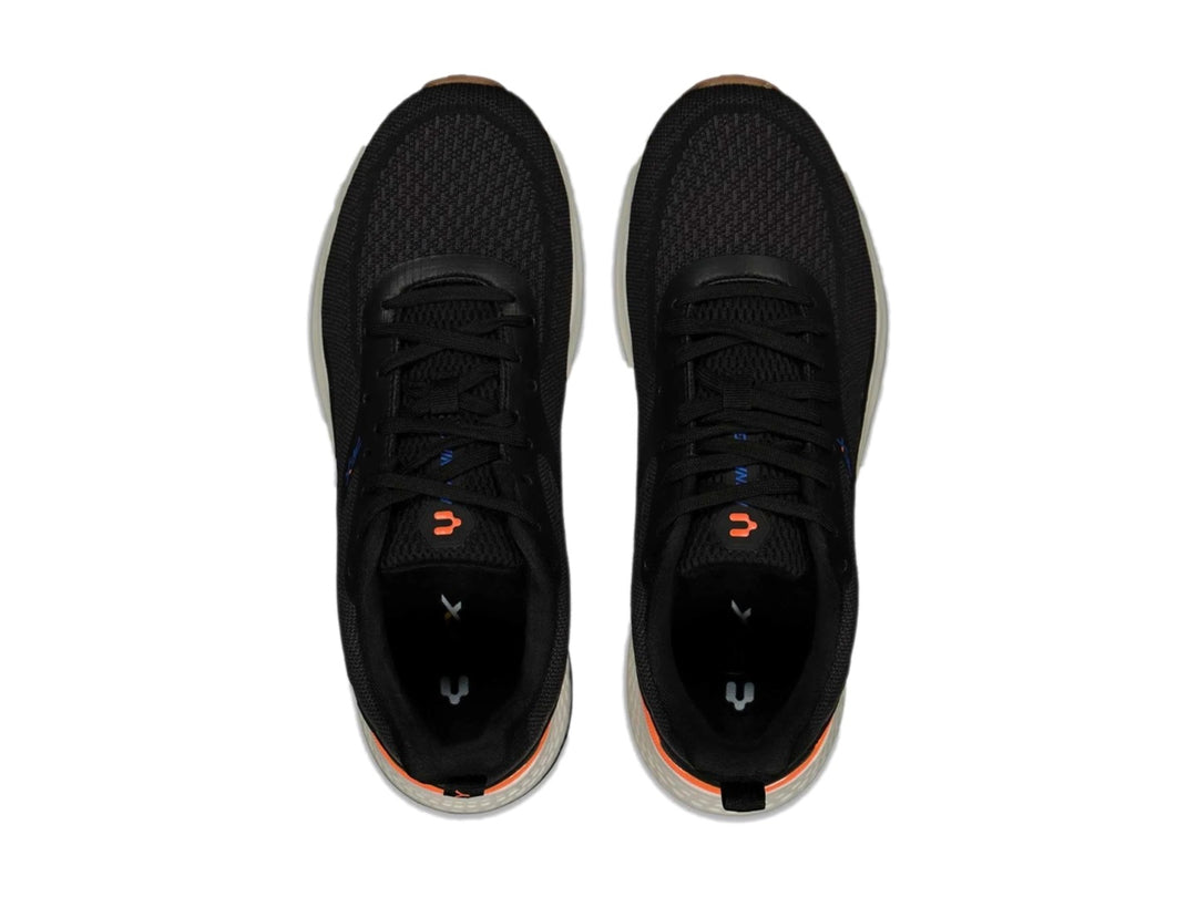Tenis deportivos Charly color negro con suela blanca y detalles en naranja.