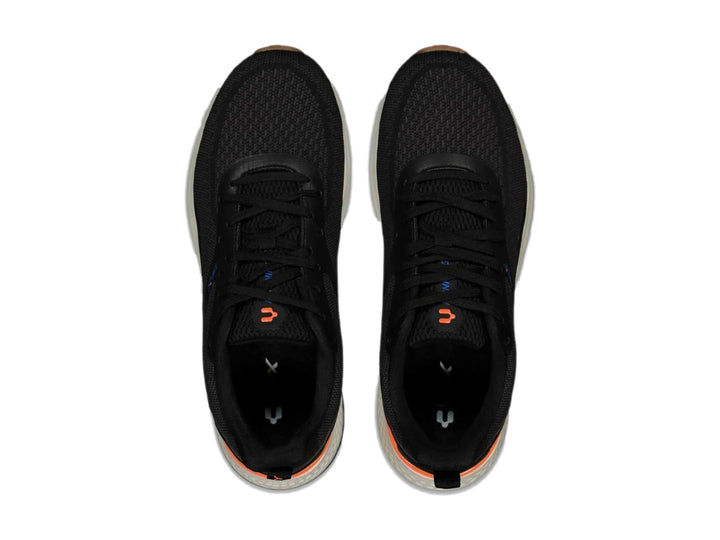 Tenis deportivos Charly color negro con suela blanca y detalles en naranja.