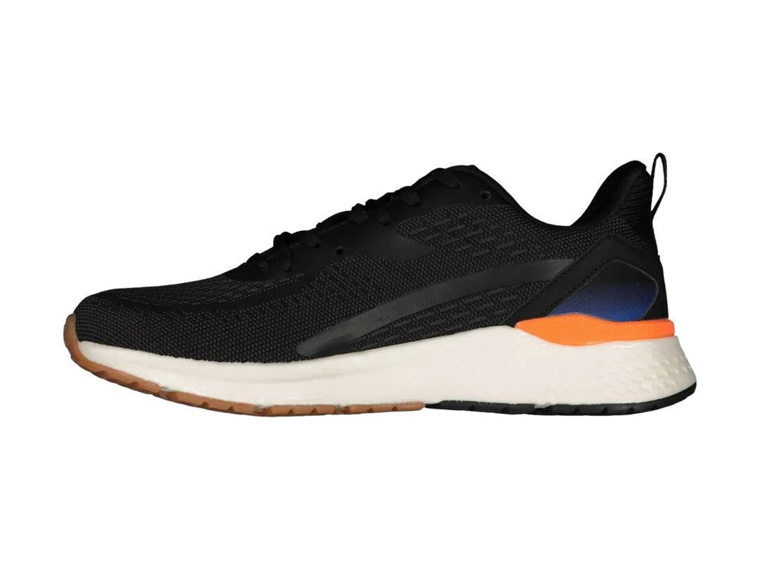 Tenis deportivos Charly color negro con suela blanca y detalles en naranja.