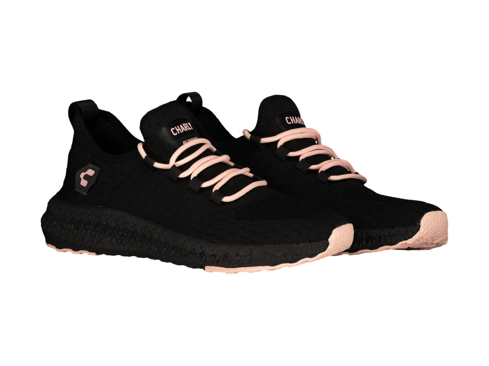Tenis deportivos Charly color negro con detalles y cordones en rosa.