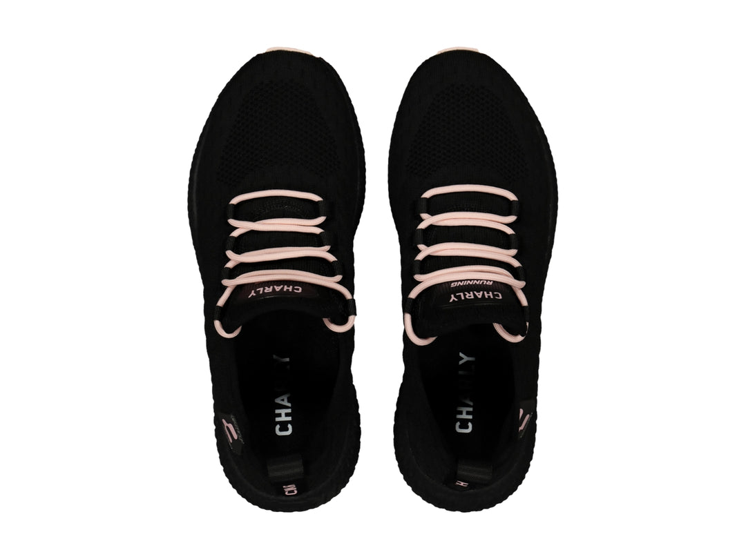 Tenis deportivos Charly color negro con detalles y cordones en rosa.
