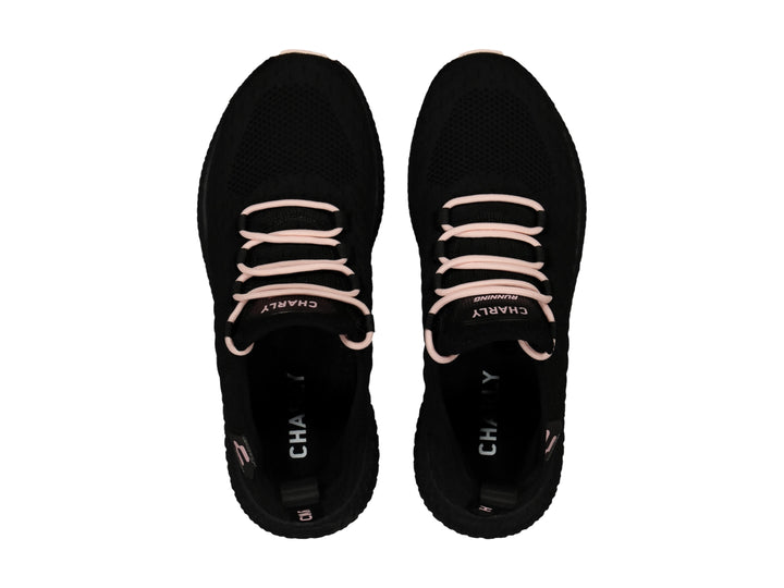 Tenis deportivos Charly color negro con detalles y cordones en rosa.