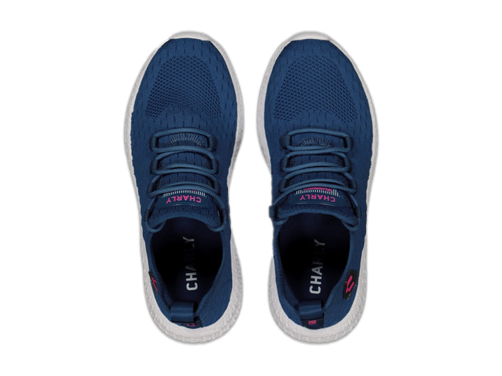 Tenis deportivos Charly en color azul con suela blanca y detalles en rosa.