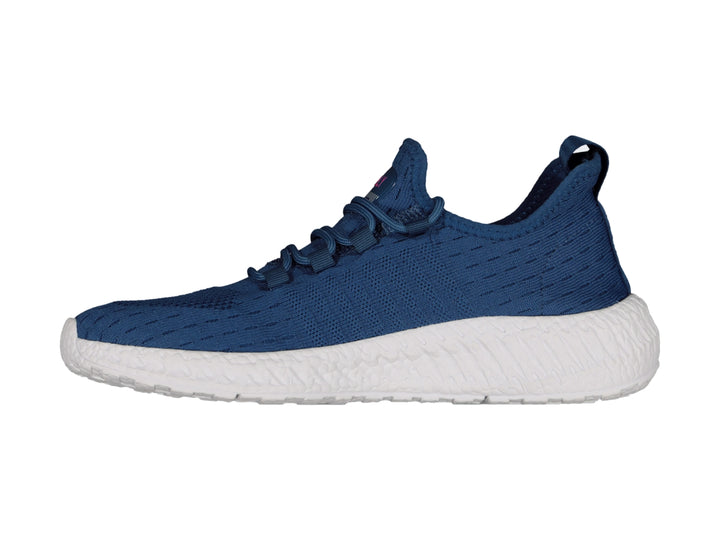 Tenis deportivos Charly en color azul con suela blanca y detalles en rosa.