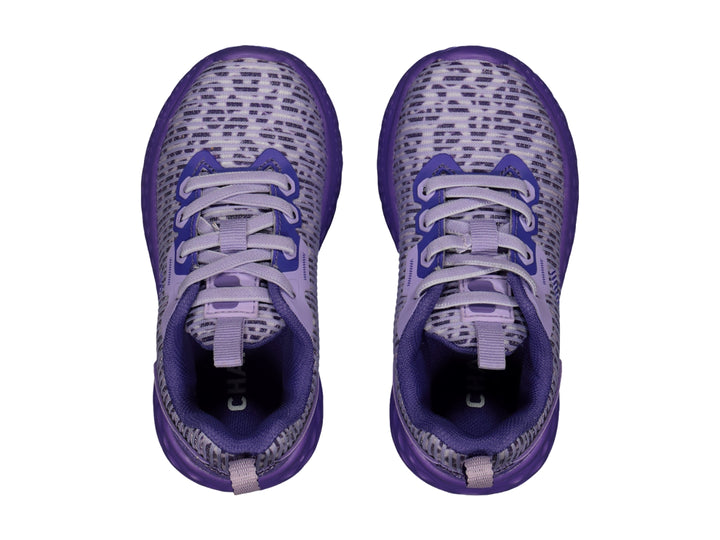 Tenis deportivos Charly en color morado y blanco con suela texturizada y diseño moderno.