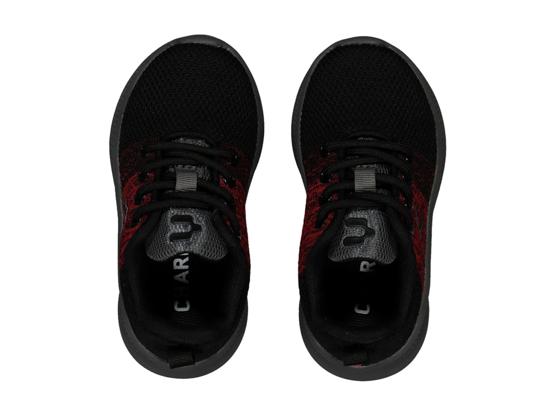 Tenis deportivos Charly color negro y rojo con suela gris y acabado en tejido.