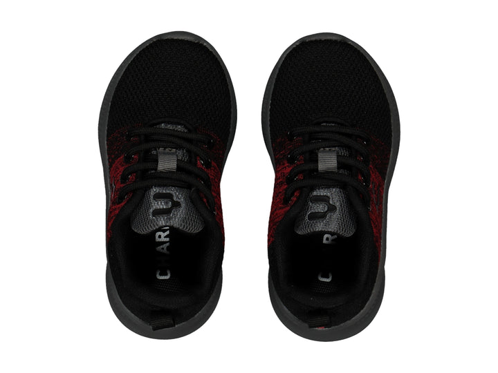 Tenis deportivos Charly color negro y rojo con suela gris y acabado en tejido.