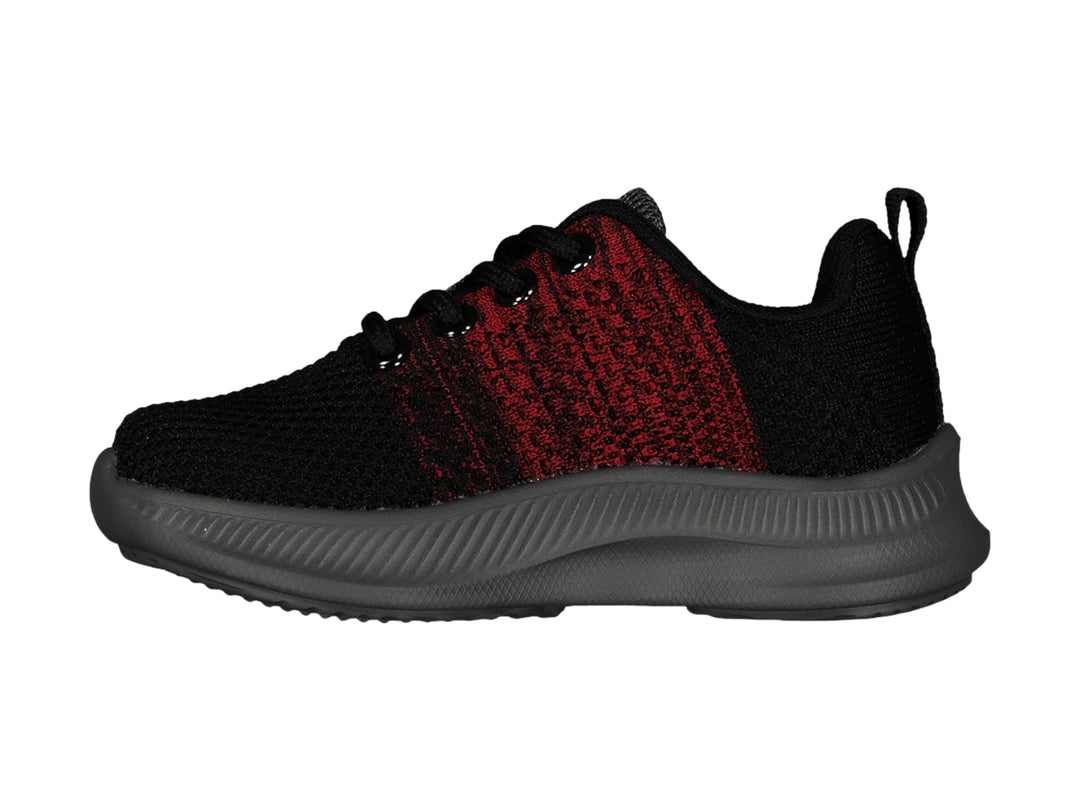 Tenis deportivos Charly color negro y rojo con suela gris y acabado en tejido.