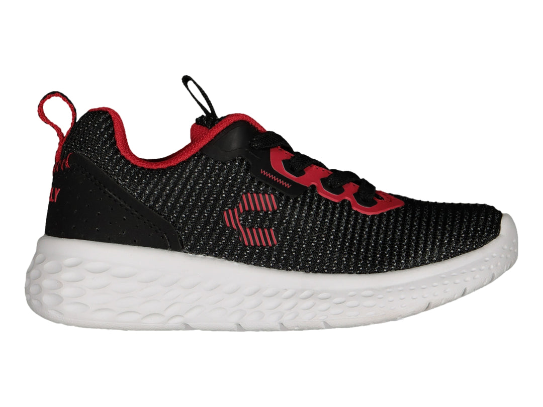 Tenis deportivos Charly color negro con detalles en rojo y suela blanca texturizada.