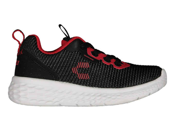 Tenis deportivos Charly color negro con detalles en rojo y suela blanca texturizada.