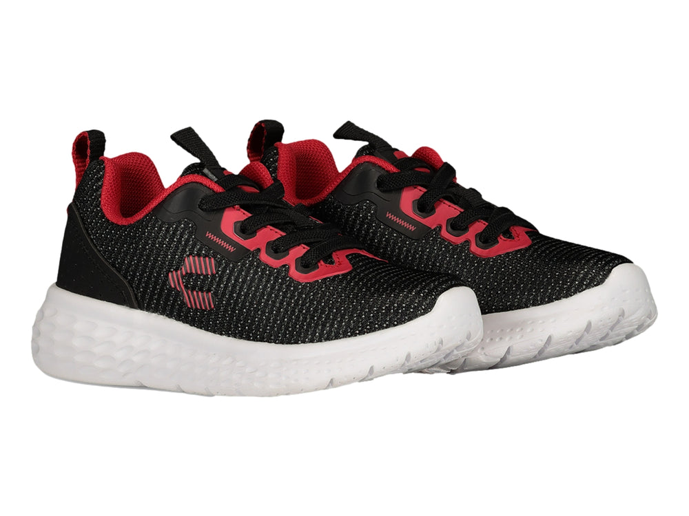 Tenis deportivos Charly color negro con detalles en rojo y suela blanca texturizada.