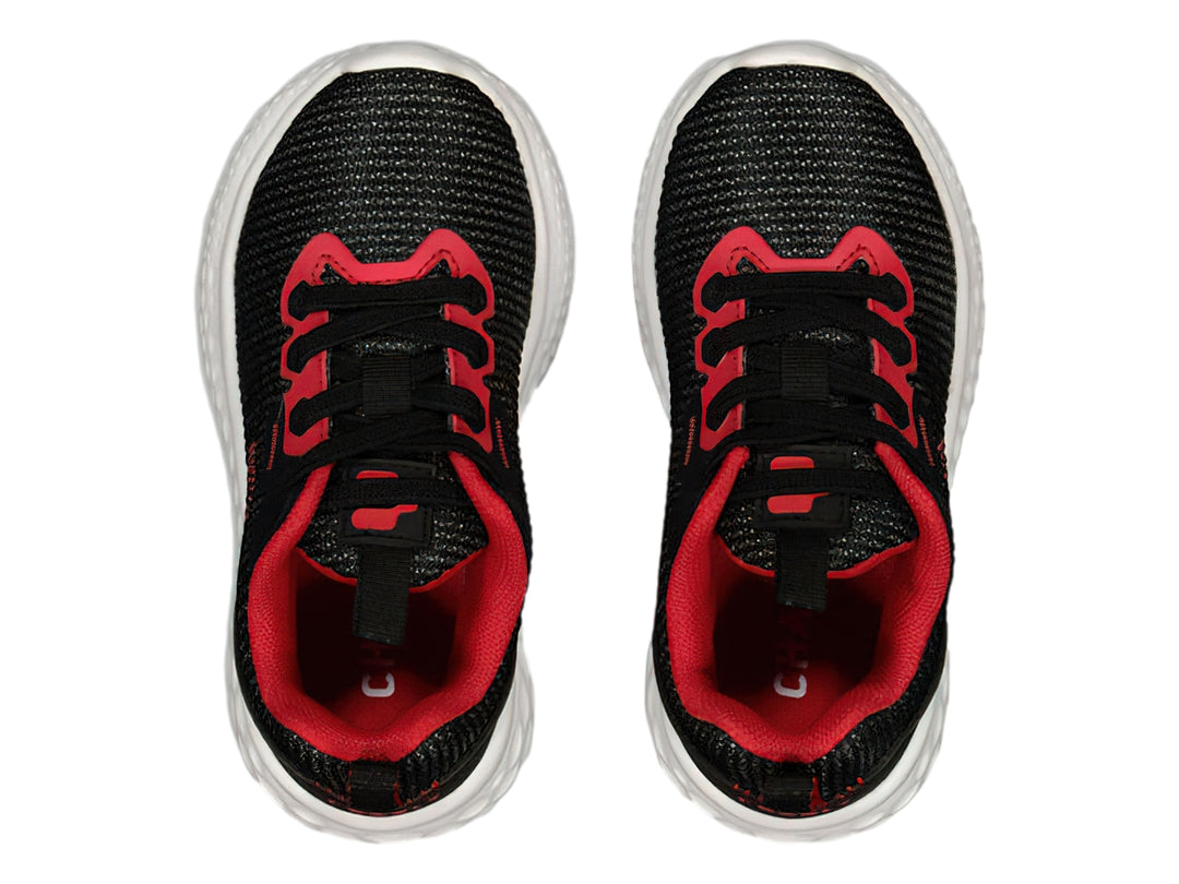 Tenis deportivos Charly color negro con detalles en rojo y suela blanca texturizada.