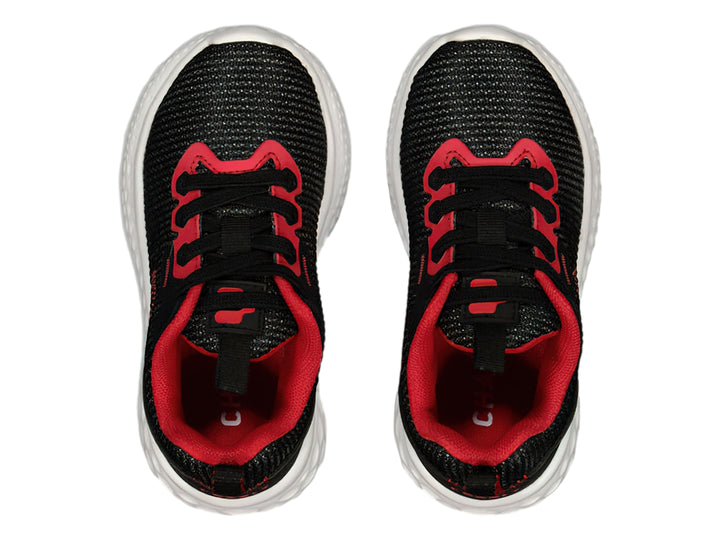 Tenis deportivos Charly color negro con detalles en rojo y suela blanca texturizada.