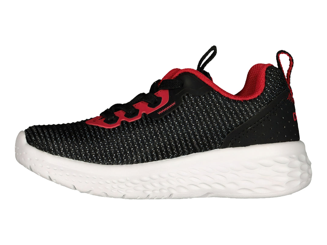 Tenis deportivos Charly color negro con detalles en rojo y suela blanca texturizada.