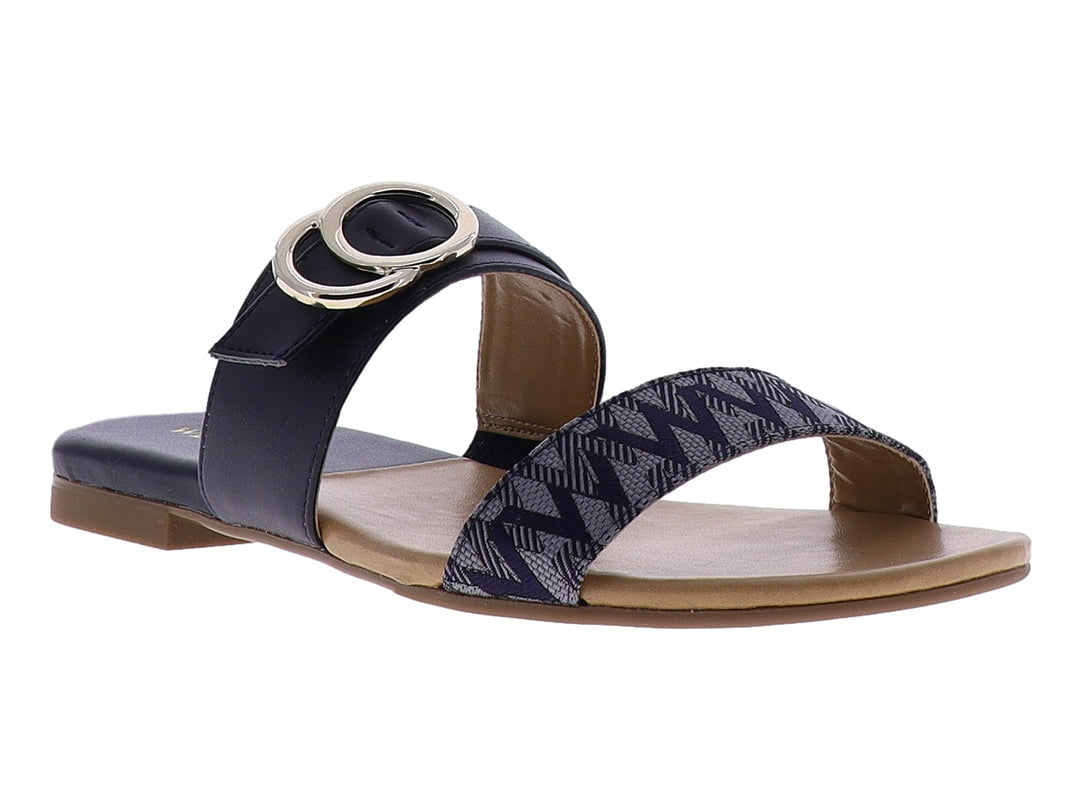 Sandalia plana para mujer en color azul marino con correa geométrica y detalle de argollas doradas.
