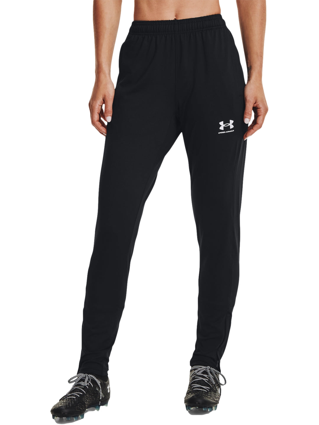Pantalones deportivos Under Armour color negro con logo blanco en la pierna izquierda, diseño ajustado para entrenamiento.