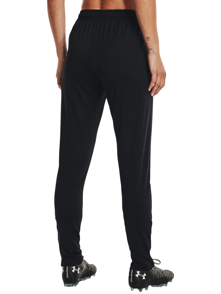 Pantalones deportivos Under Armour color negro con logo blanco en la pierna izquierda, diseño ajustado para entrenamiento.