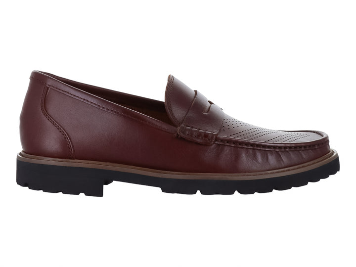 Zapato mocasín Gino Cherruti color cogñac de cuero con suela negra dentada y detalles perforados.
