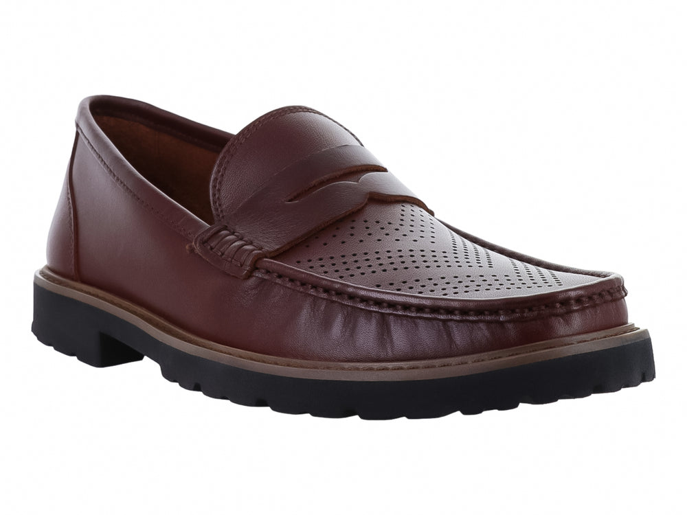 Zapato mocasín Gino Cherruti color cogñac de cuero con suela negra dentada y detalles perforados.
