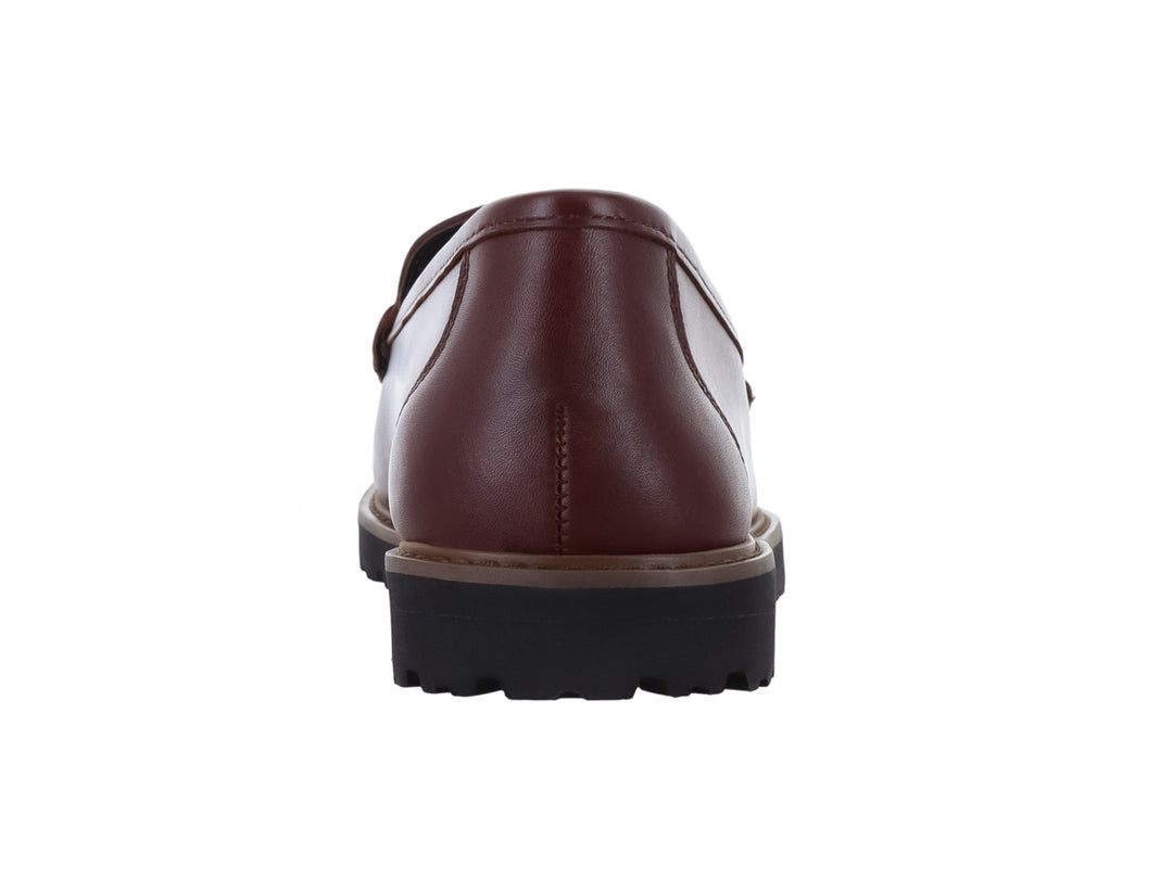 Zapato mocasín Gino Cherruti color cogñac de cuero con suela negra dentada y detalles perforados.