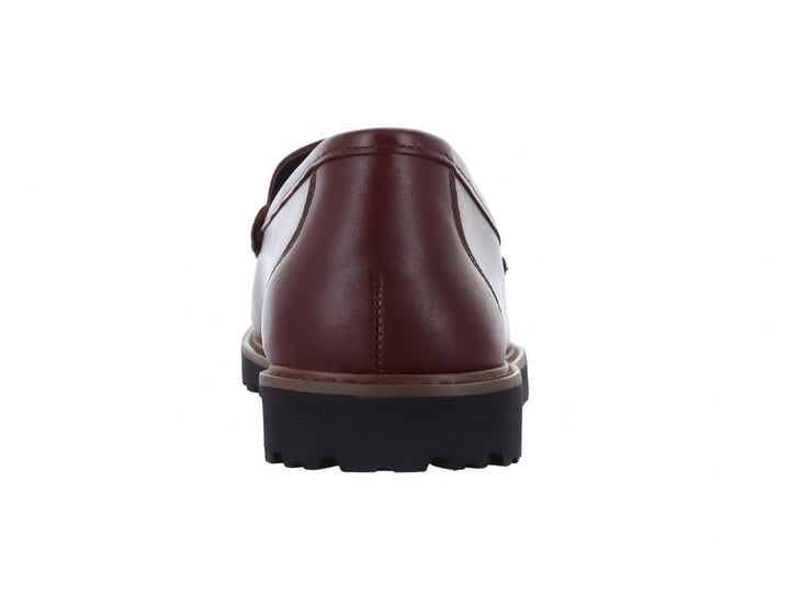 Zapato mocasín Gino Cherruti color cogñac de cuero con suela negra dentada y detalles perforados.