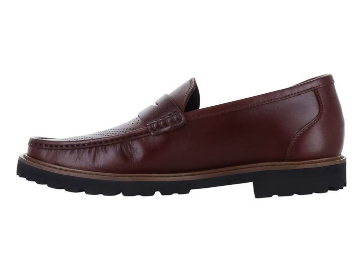 Zapato mocasín Gino Cherruti color cogñac de cuero con suela negra dentada y detalles perforados.