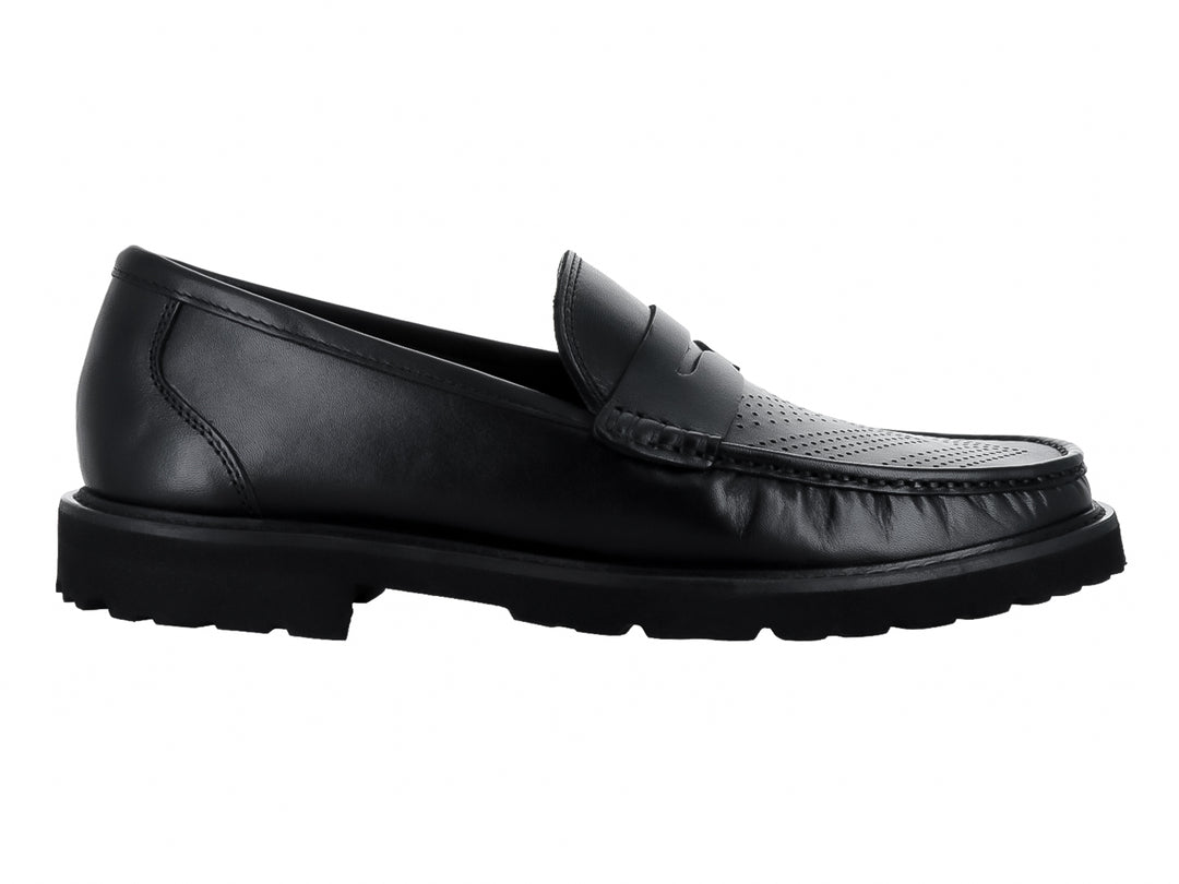 Zapato mocasín negro de cuero con detalles perforados y suela gruesa para hombre.