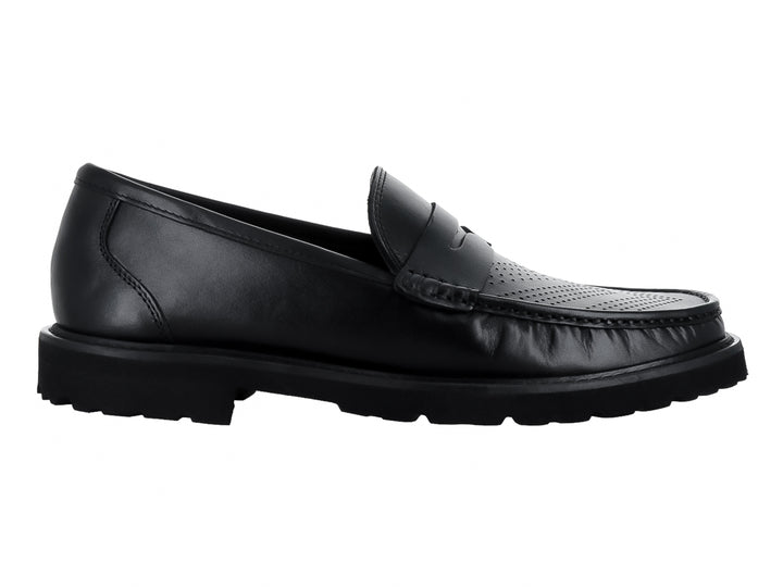 Zapato mocasín negro de cuero con detalles perforados y suela gruesa para hombre.