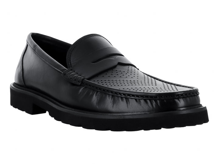 Zapato mocasín negro de cuero con detalles perforados y suela gruesa para hombre.