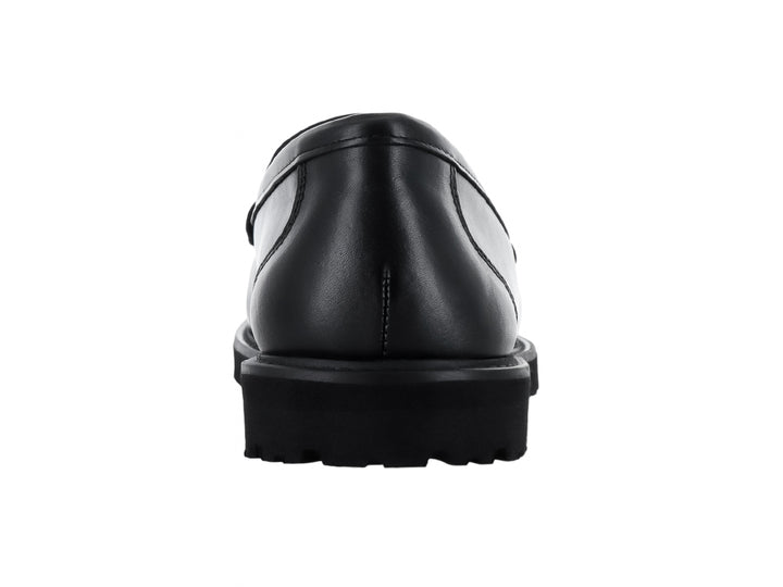 Zapato mocasín negro de cuero con detalles perforados y suela gruesa para hombre.