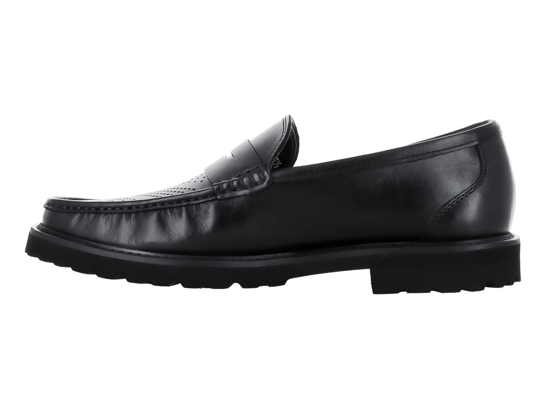 Zapato mocasín negro de cuero con detalles perforados y suela gruesa para hombre.