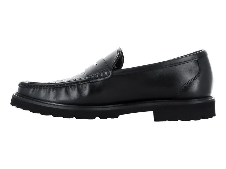 Zapato mocasín negro de cuero con detalles perforados y suela gruesa para hombre.