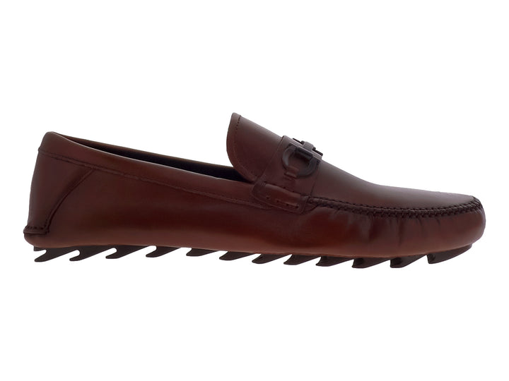Zapato mocasín de cuero color granate con detalle de hebilla y suela cómoda para hombre.